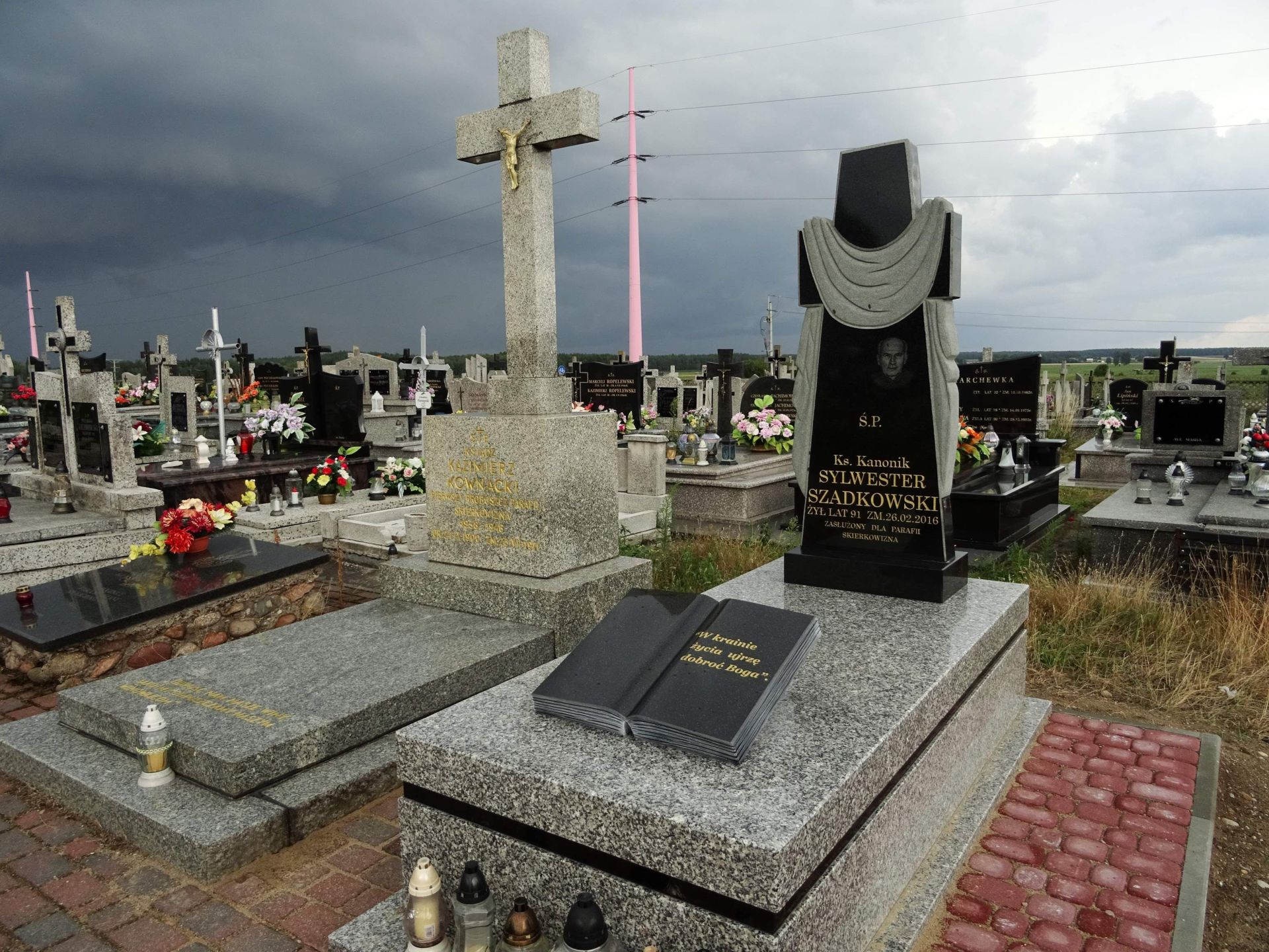 Nowy pomnik na grobie ks. Szadkowskiego
