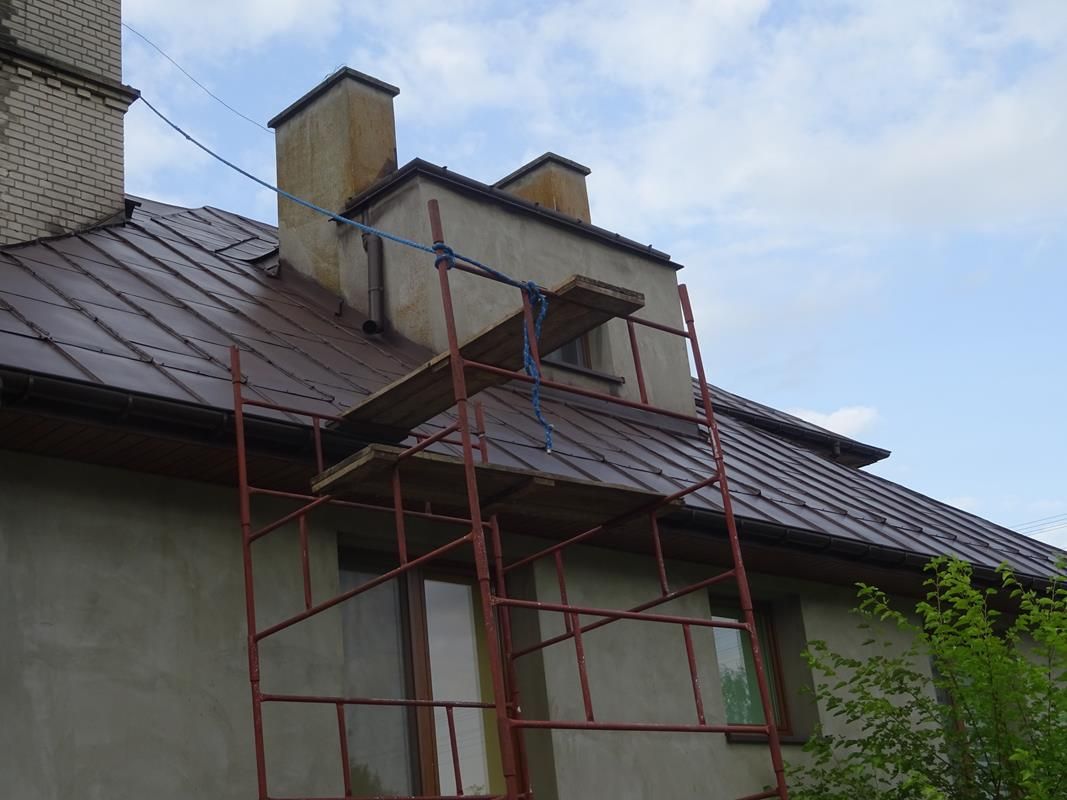 Oczyszczanie dachów na budynkach parafialnych